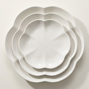 The Scalloped Plate Set · 3 Pieces
